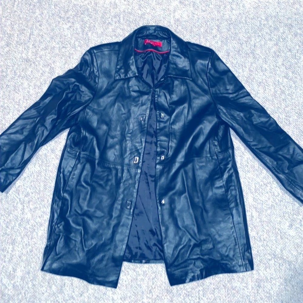 SOFT LEATHER JACKET! Black with a collar!